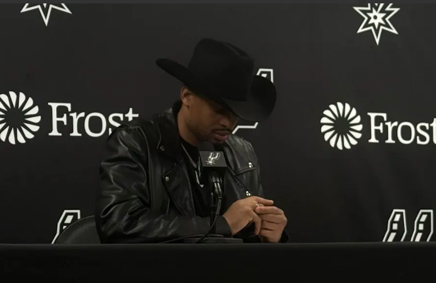 今日NBA常规赛，马刺107-91击败湖人。
赛后马刺球员凯尔登-约翰逊接受了记