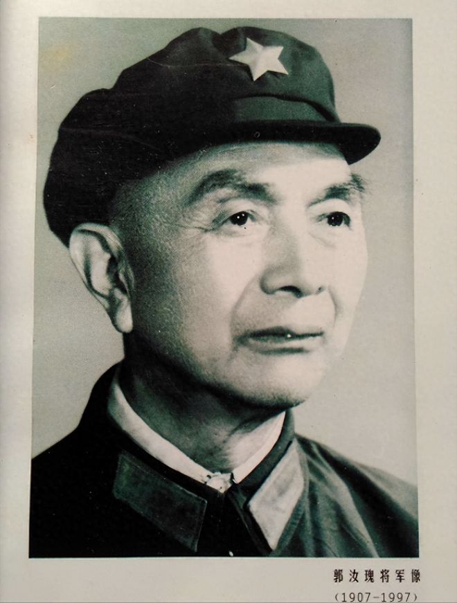 81年郭汝瑰探望杜聿明，忍不住发问：当年你为什么硬说我是共产党？


1948年