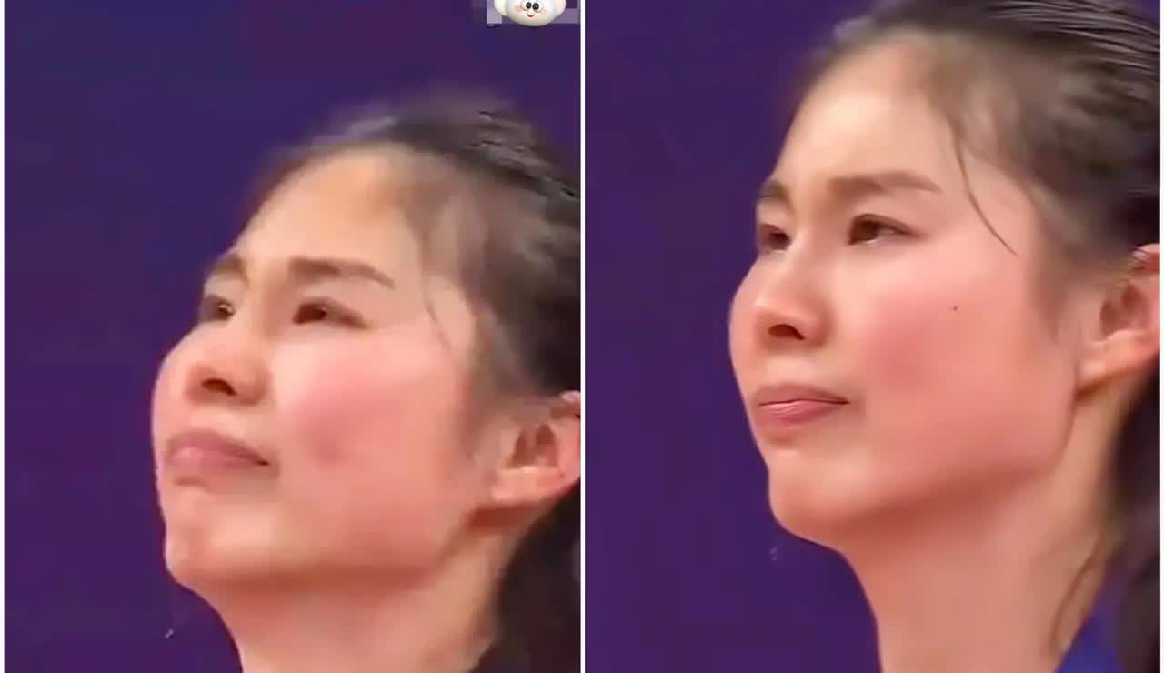 季军颁奖仪式上，王思雨哭了，哭得很委屈

王思雨很难受。和她配合的李梦不能上