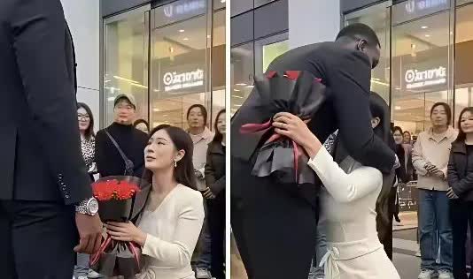 看图写打油
女孩丢人没自尊
跪向黑人来求婚
国人脸让你丢尽
你脑让爱情冲