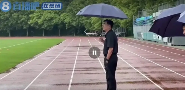 足协主席宋凯打伞督战国足！昨天下午，国足训练基地下起了细雨，国足全员在雨中训练，