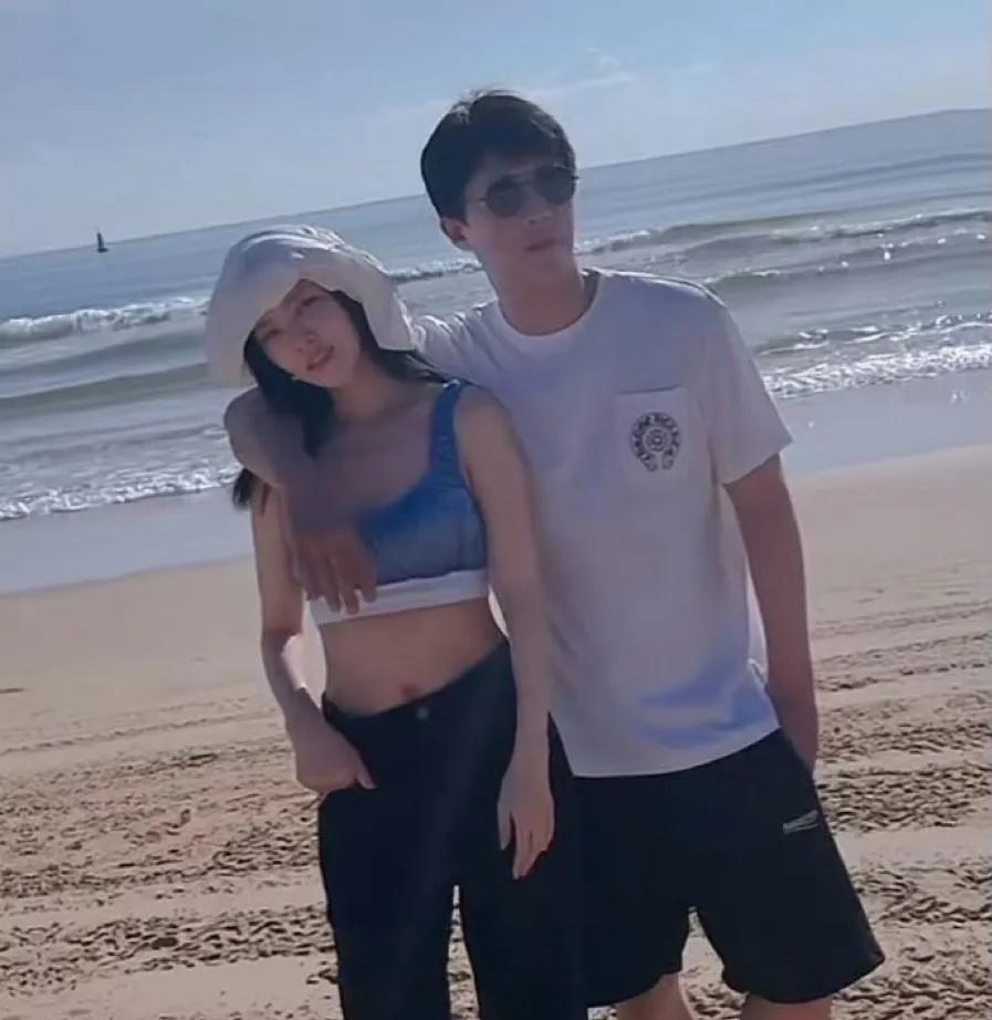 杜淳自从和王灿结婚之后，夫妻俩人就像是变成了连体婴儿一样，工作时候在一起，连放假