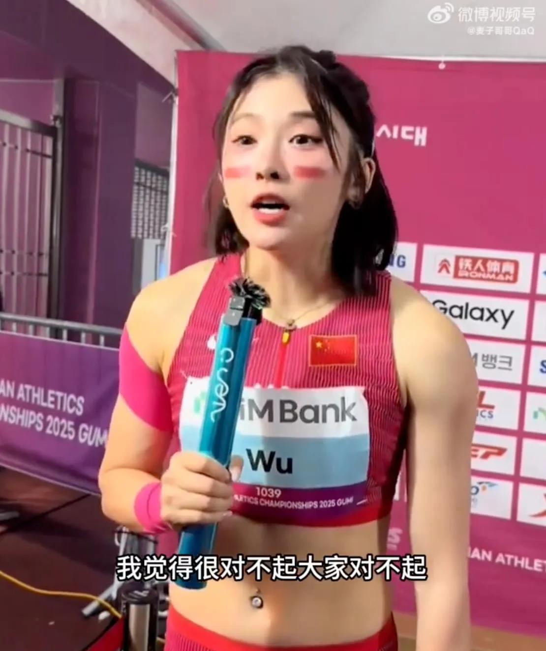 中国女子跨栏名将吴艳妮在亚洲田径锦标赛荣获女子100米跨栏铜牌，这是她在带伤作战