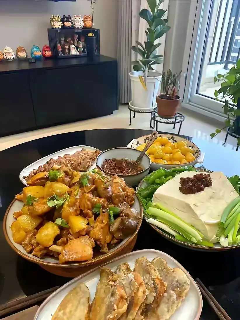 这是哪里的菜式？首先排除广东，广东不喜欢这样吃豆腐 ，也不知道那个地方这样吃。