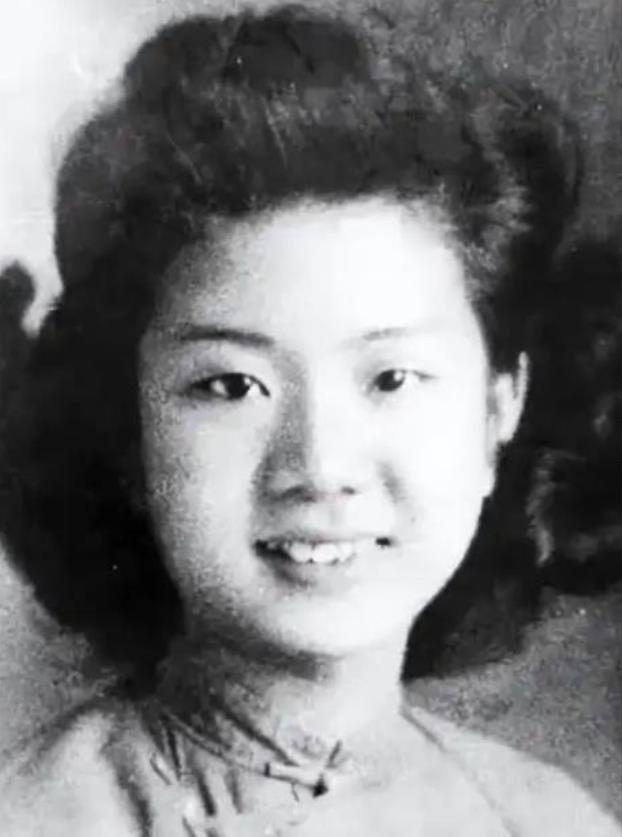 1949年，特务头子毛森，抓捕了一个交际花小姐，审讯时，毛森用刀划开她的衣服，轻