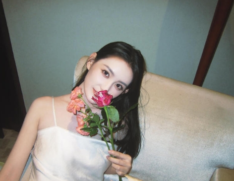 蒋依依这一波，鲜花配美人。