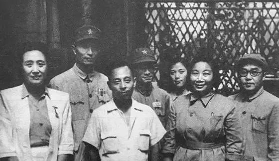 1949年夏，上海，章蕴，张爱萍、曹荻秋、陈同生、董竹君等在一起，亲切交谈，嘘寒