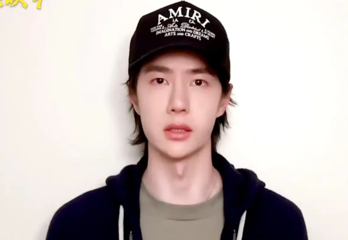 今天是水灵灵亮晶晶的王一博呀。
这皮肤状态太好了，像拨了皮的鸡蛋，皮肤吹弹可破