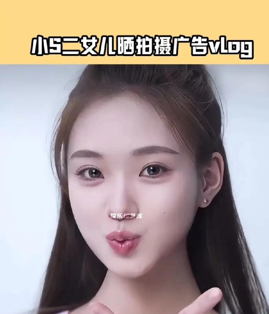 她生了一个像林志玲的女儿[捂脸]一看鼻子就觉得她鼻塞，明星想大红真是要看命里能不