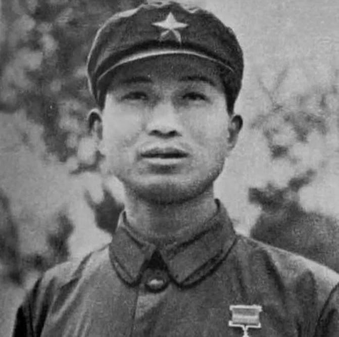 1979年，在中越边境的一处玉米地里，我方巡逻的小战士突然发现前面有动静。然而，