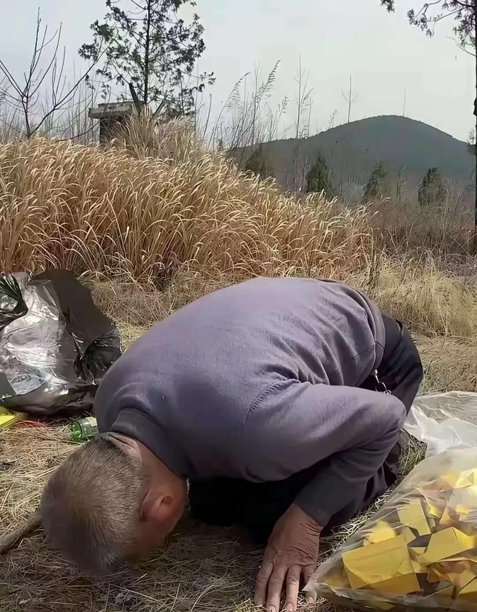 黄维平老先生，长跪坟前，爸妈已生了小妹、作为长子女也要面对现实为父母分担，至少在