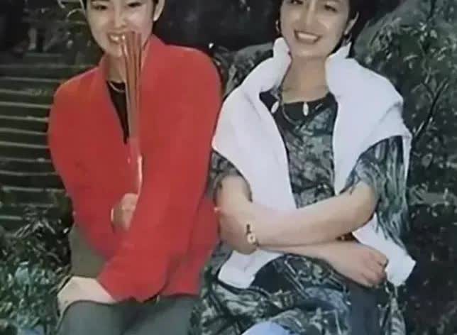 巩俐与姐姐巩雯在一起，笑容满面，举止温柔，合影留念，永恒的回忆！