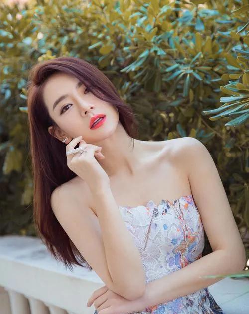 我老早就觉得李承铉对戚薇那是打心眼里的喜欢，爱得那叫一个明目张胆，总忍不住跟戚薇