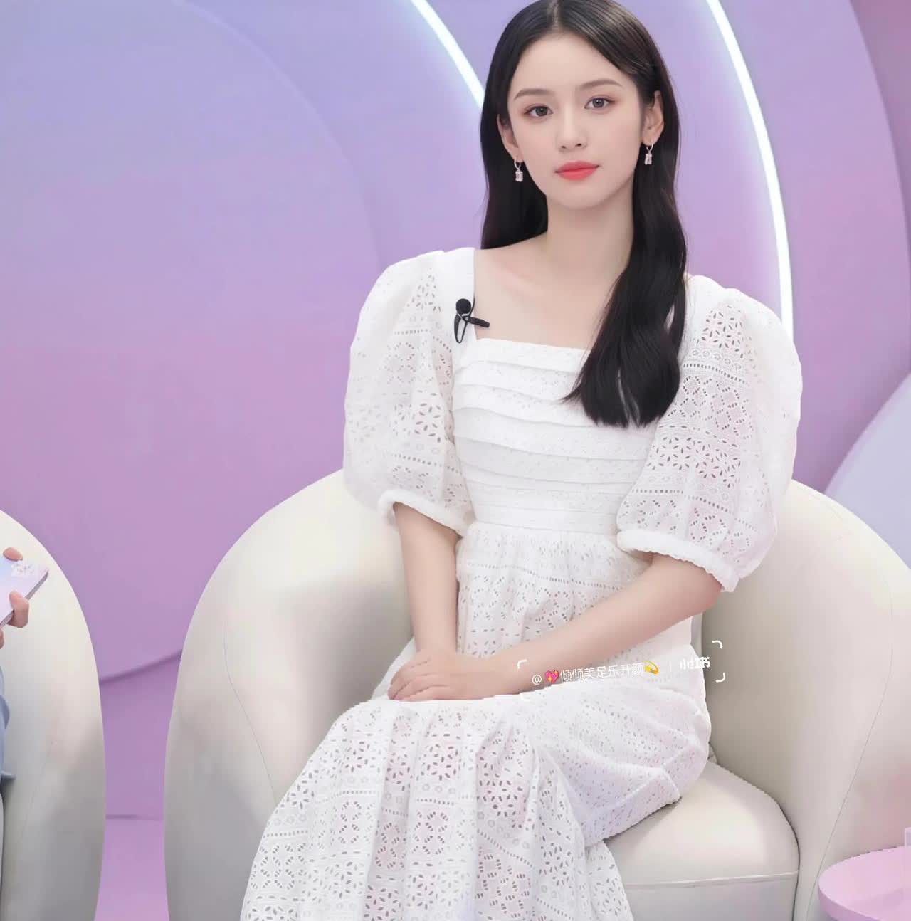 周也光脚穿高跟鞋好美啊，温柔端庄大方的风格引人注视