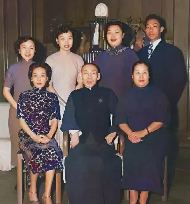 上海滩大佬杜月笙及其家人的真实的合影照片。
照片中，前排居中端坐C位的自然是杜月