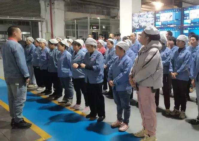 不出意外的话，今天很多厂子都开员工大会了吧。
开会的主题应该是这三点：
禁止所有