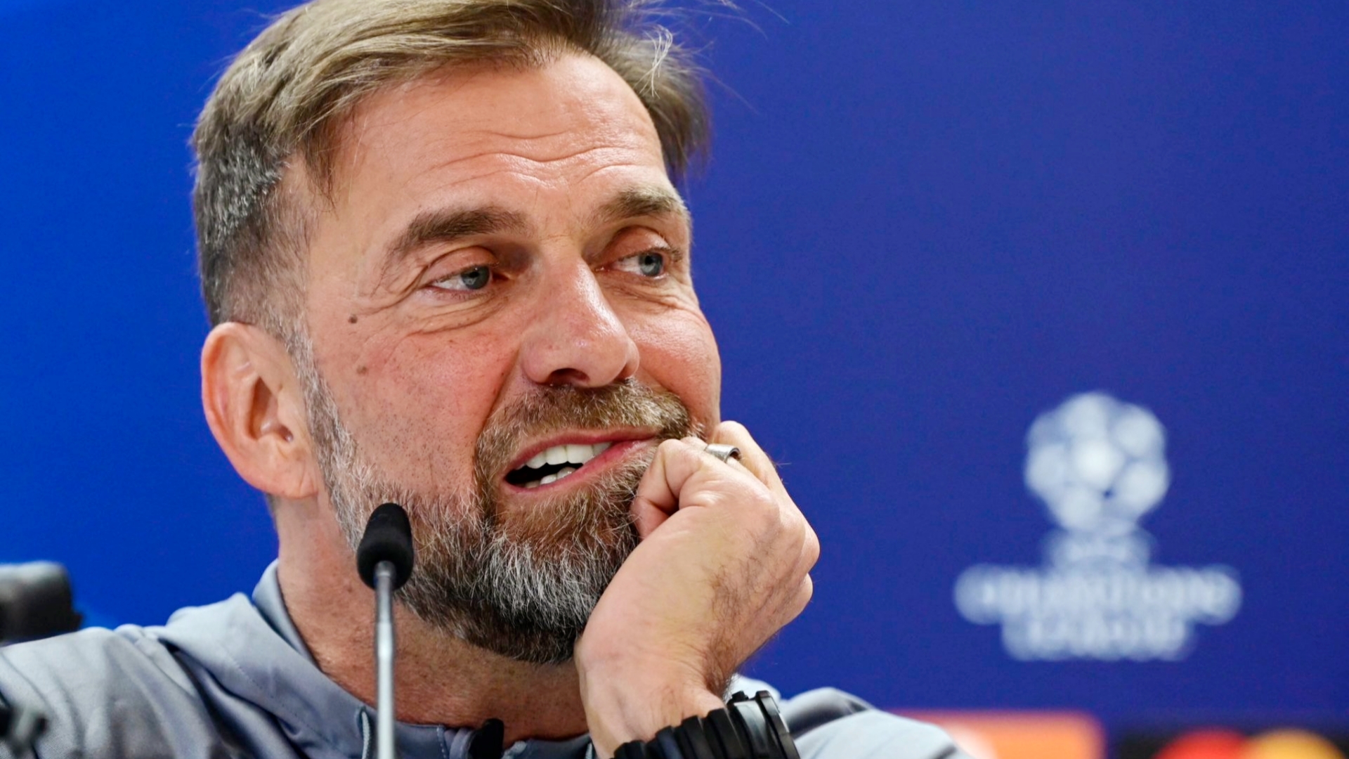 克洛普接受采访时回应了自己与皇马帅位之间的传闻，他表示自己不会执教皇马。
克洛普