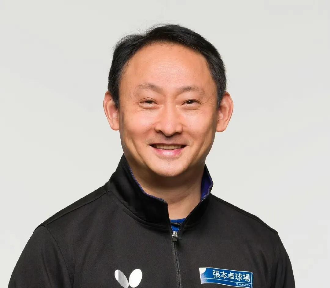 重庆街头，张本宇乐开了花。今天下午，儿子张本智和轻松战胜对手，晚上女儿张本美和也