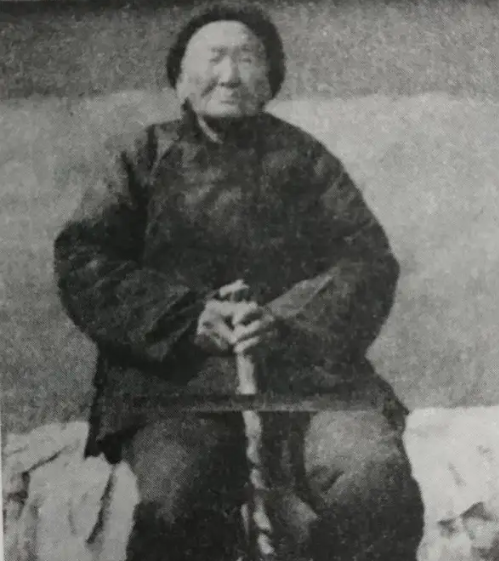 1941年，一位老妇人主动请当汉奸的侄子吃饭。突然，她神秘兮兮地说：“孩子，帮我