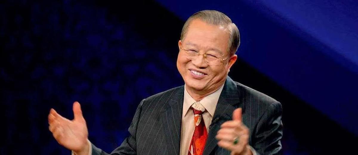 曾仕强讲《易经》时，台下一女生站起来，冷不丁来了一句：“教授，您认为男女平等吗？