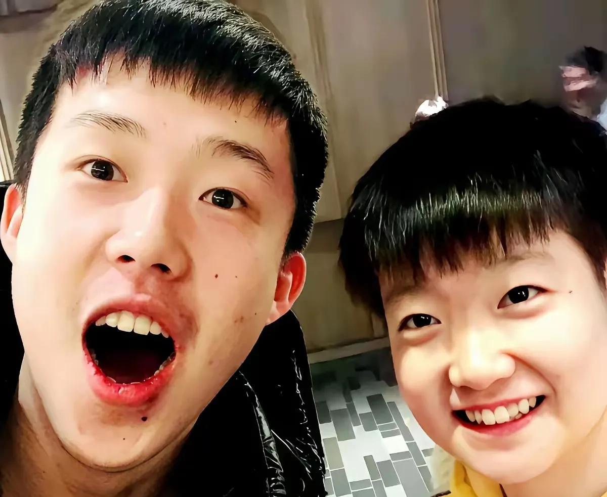 这没心没肺的两小只
要是放在现在，
肯定得炸了
大头笑得这阳光灿烂的
哈哈，嘴巴