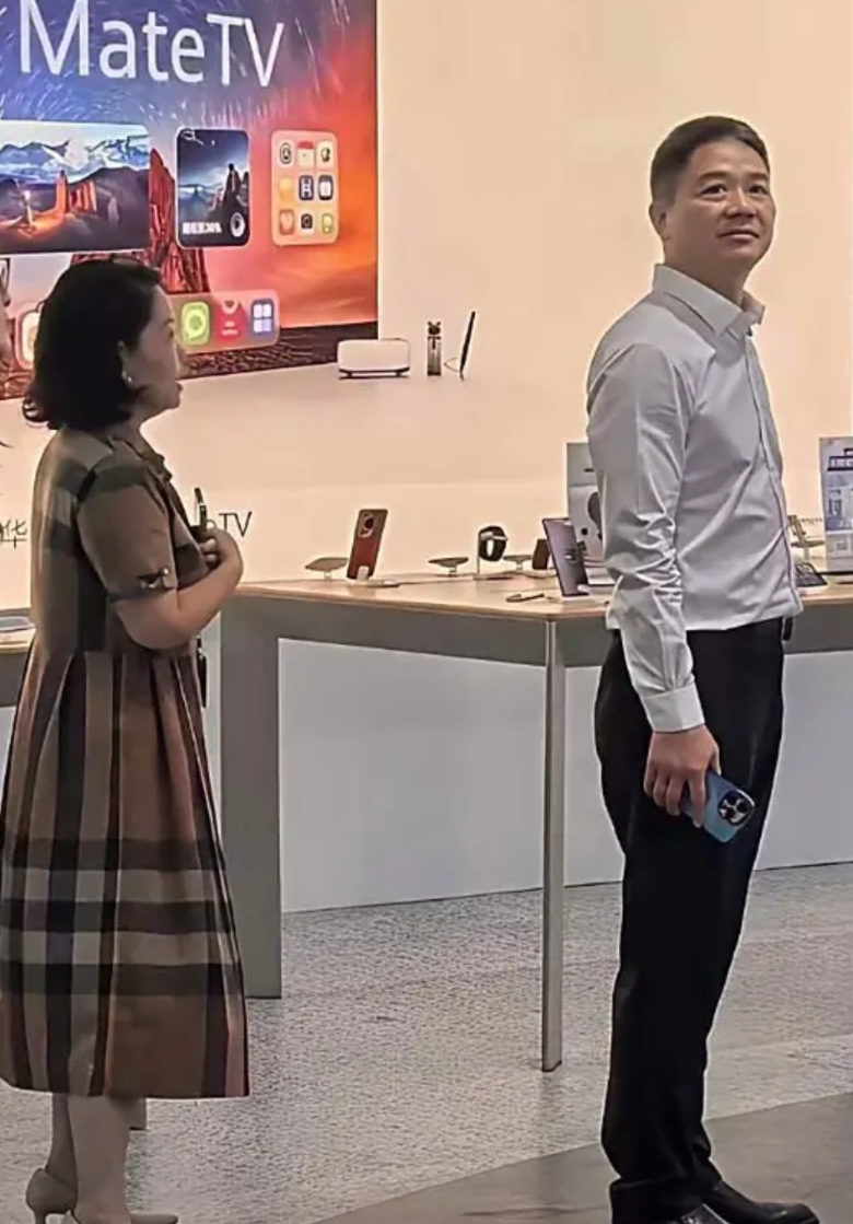 有没发现，刘强东每次出现在镜头，几乎都是拿着手机的。我就纳闷了，像他这种级别的大