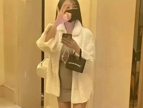 叶珂又生了！不是说二月份已经生过了吗？
黄晓明好友“妖怪”在直播时声称，叶珂在他