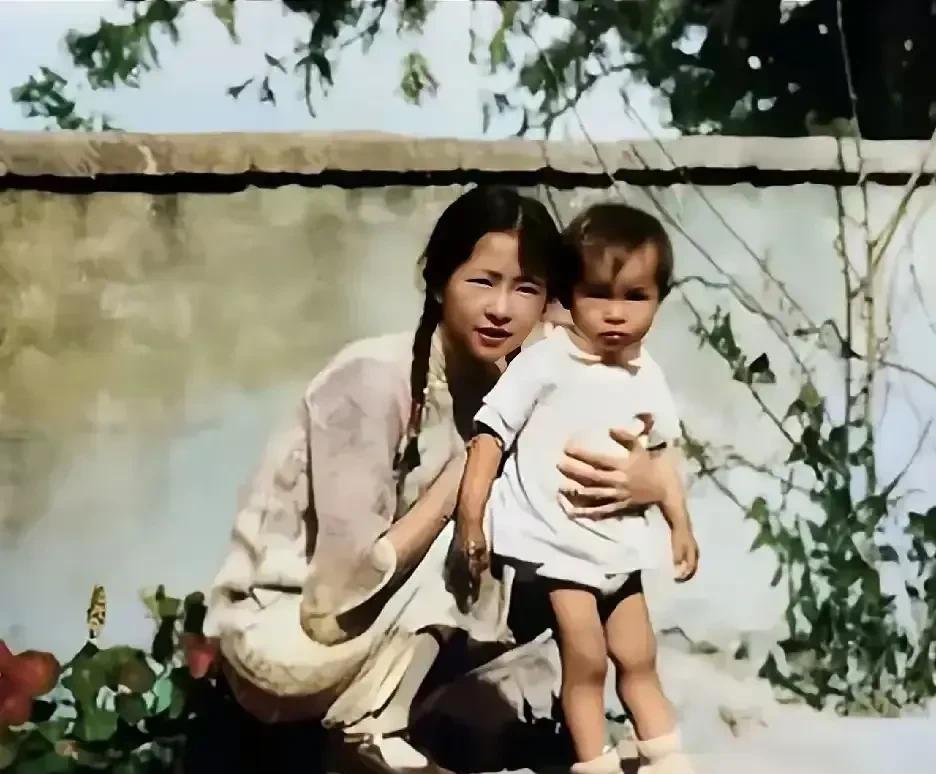 这是1930年在香山，林徽因与女儿的合影照。
照片中的林徽因扎着马尾辫，宛如少女