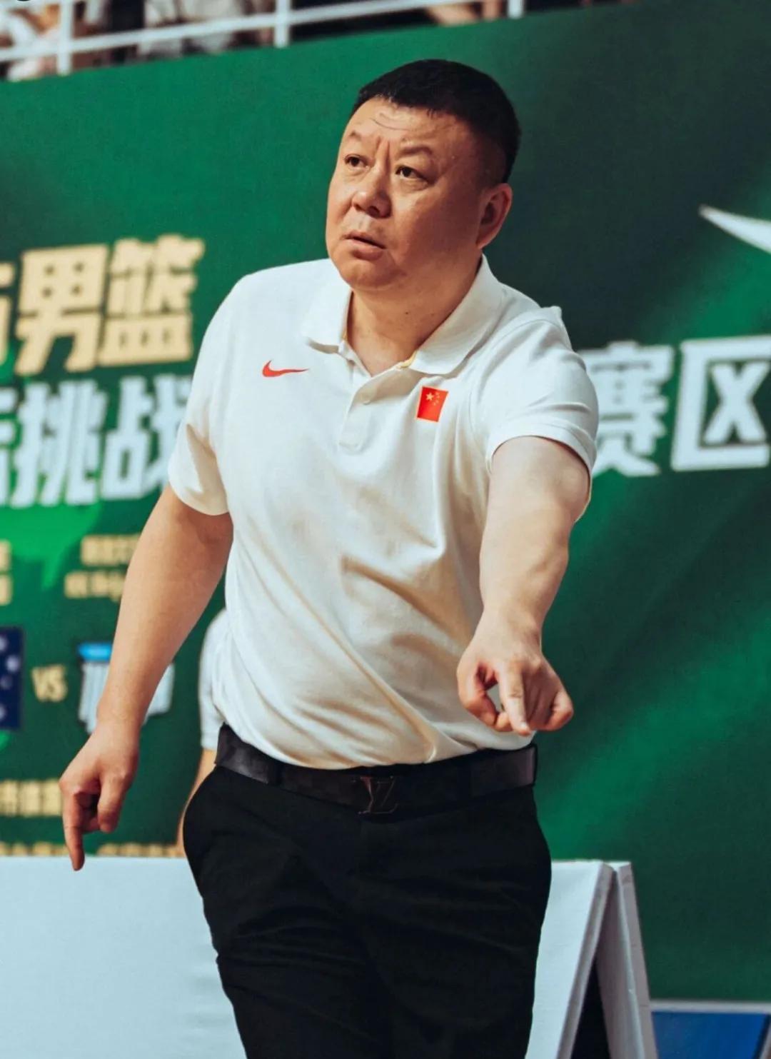 U16男篮决赛惨败，王建军的格局令人无语。
场上风云迭起，但他一整场都云淡风轻。