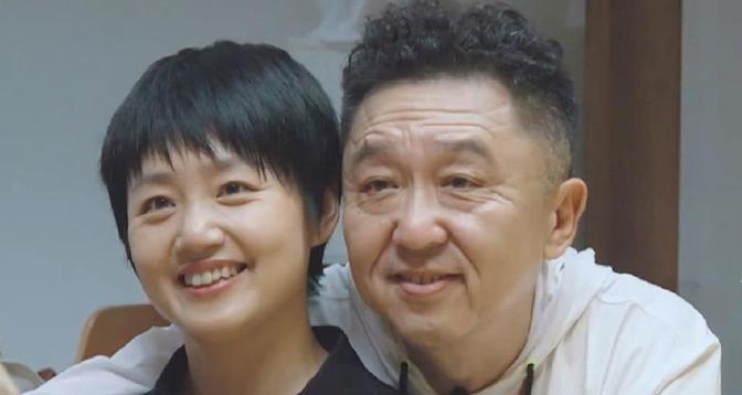 1998年，29岁、一穷二白的于谦爱上了19岁的白慧明。白父说：“我女儿不能找个