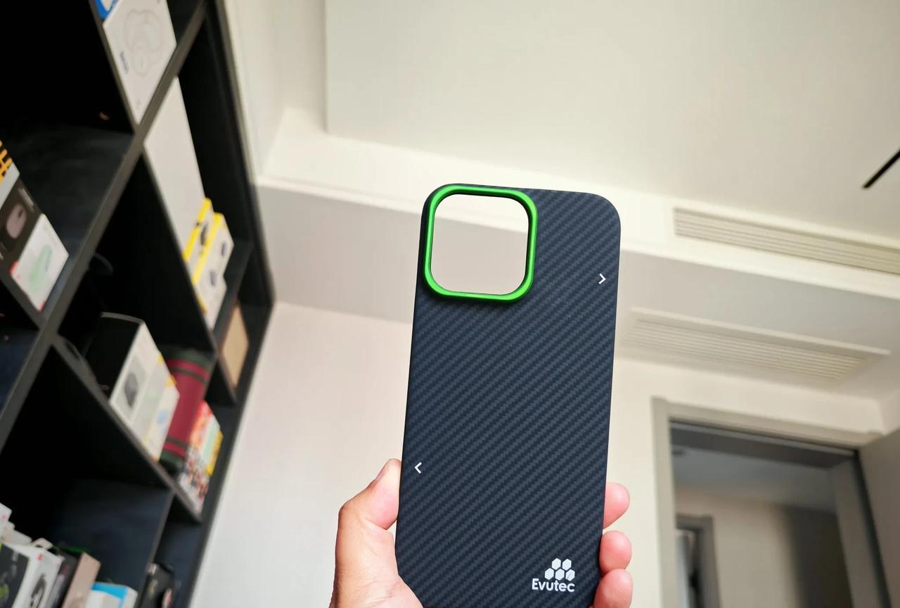 买过多个颜色的iPhone，感觉还是白色最经典，配什么样的手机壳都非常帅气。比如