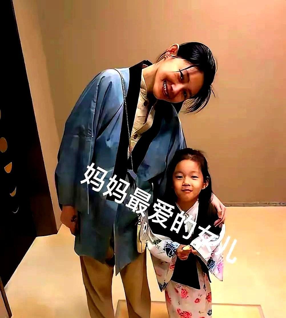 全网等了24天大S的葬礼后续，谁能想到最后扛事儿的竟是个11岁小姑娘？
就在汪小