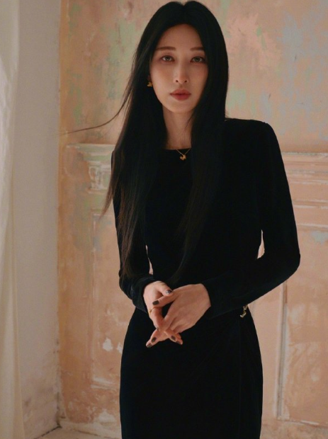 张俪的黑色小性感，这也是没谁了，很有爆发力！