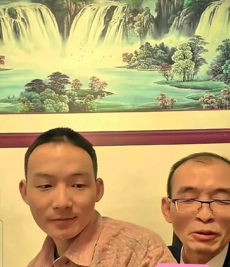 谢爸做了很多孙海洋不敢做的事情！
直播中谢爸让浩男坐在自己腿上，浩男有130斤