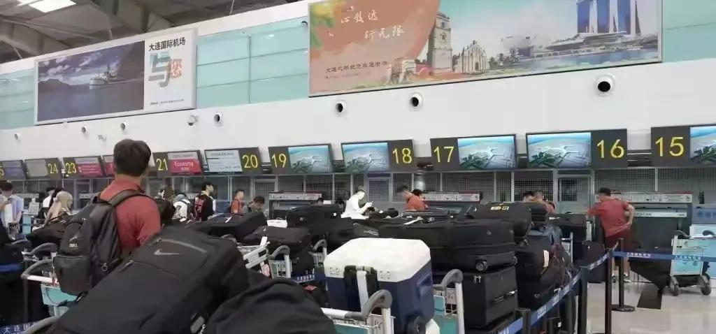男足大包小裹，女足却轻装简行——看了国足东亚杯的比赛，虽然让日韩三队狂灌了五个球