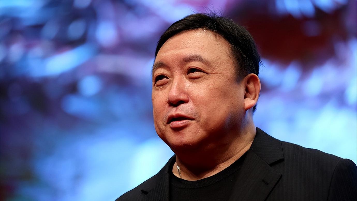 王晶深夜炮轰姜涛，喊话他滚出娱乐圈，对方曾被评为全球第二帅