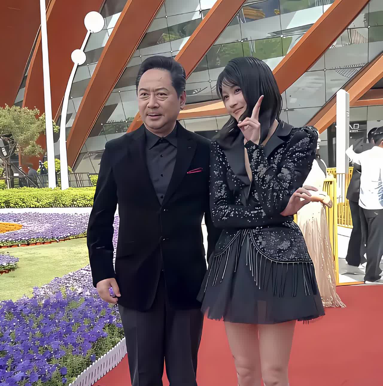 关晓彤无时无刻的，不在秀她那双细长美腿，这身材确实好到美啊。