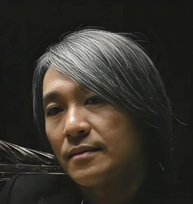 周星驰，
现在都63岁了，好像人生大事一样也没有做，
他没有结婚，没有成家，也没