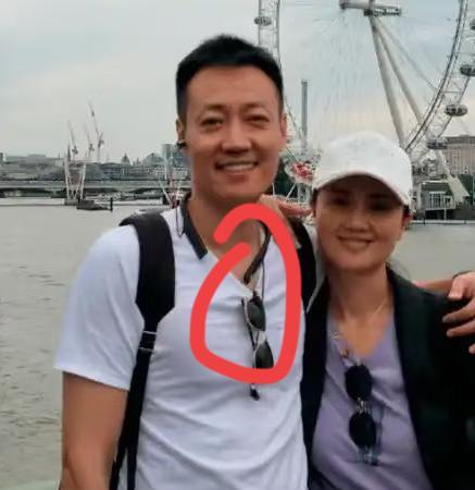 辛柏青看着特别稳重的一个人，
可是年轻时候也挺让人意外的。
他对朱媛媛一见钟情，