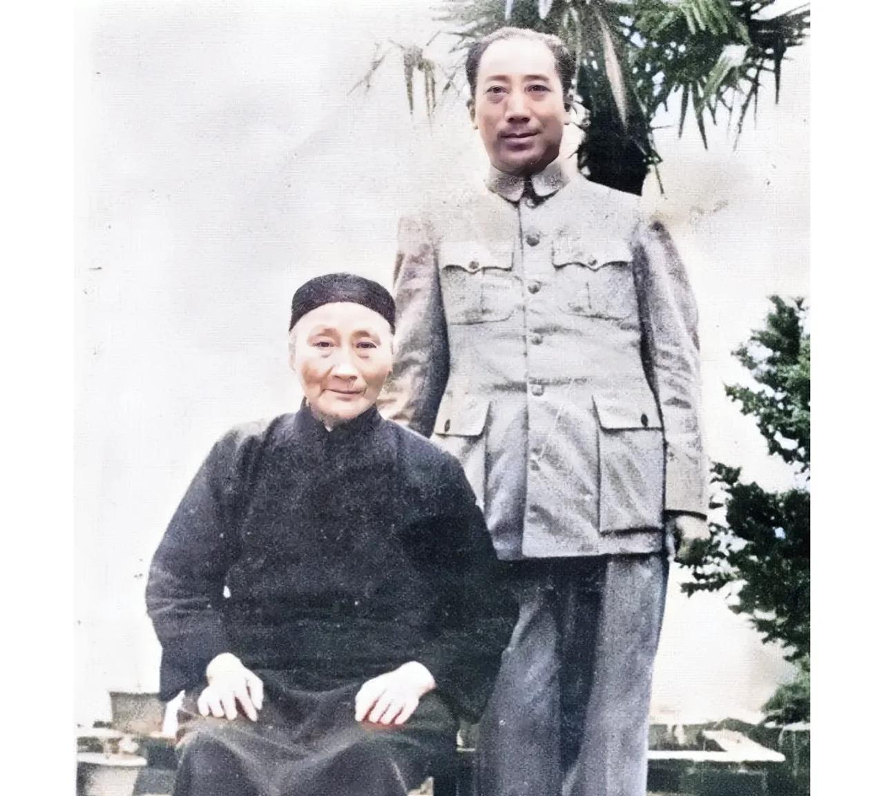 上世纪四十年代初，重庆，军统特务戴笠与母亲的合影老照片