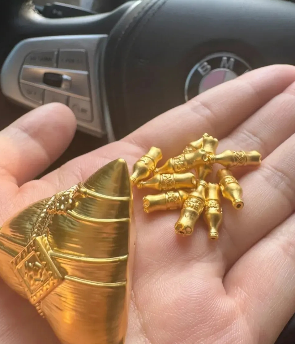 老婆公司的老板发的粽子，这也太抠了！剥不开也咬不动，怎么吃？谁想要拿走。