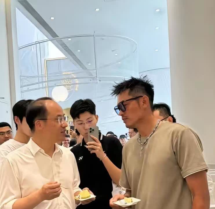 42岁林丹深圳街头被偶遇，真人状态绝了！网友镜头下的他比屏幕上更显高挑，一身休闲