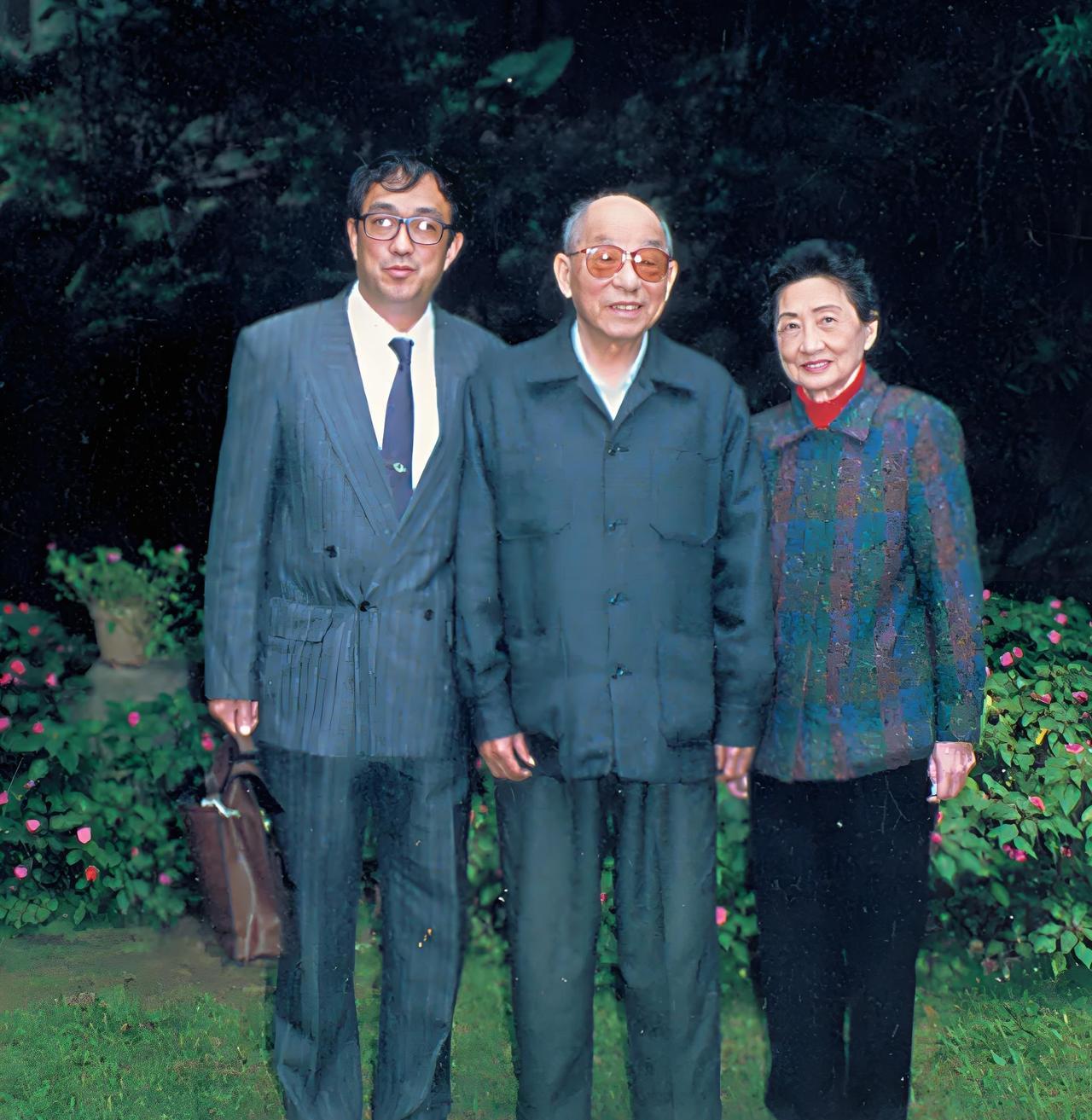 #老照片#
1992年，著名导演谢晋，前去拜访张学良、赵一荻，一起留下的珍贵纪念