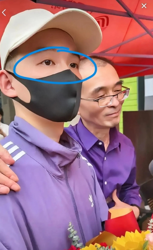 谢浩男真的是个狠人！
为什么这么说？你要是知道他和亲生父亲失散24年后说的第一句