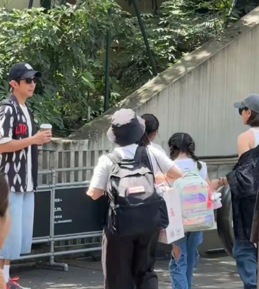 贾静雯一家成都逛街，50岁打扮时尚像20岁少女，完全不像有3个孩子的妈。咘咘天生