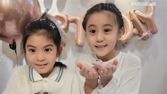 贾静雯晒小女儿庆生照，波妞可爱古灵精怪萌化众人，大女儿缺席