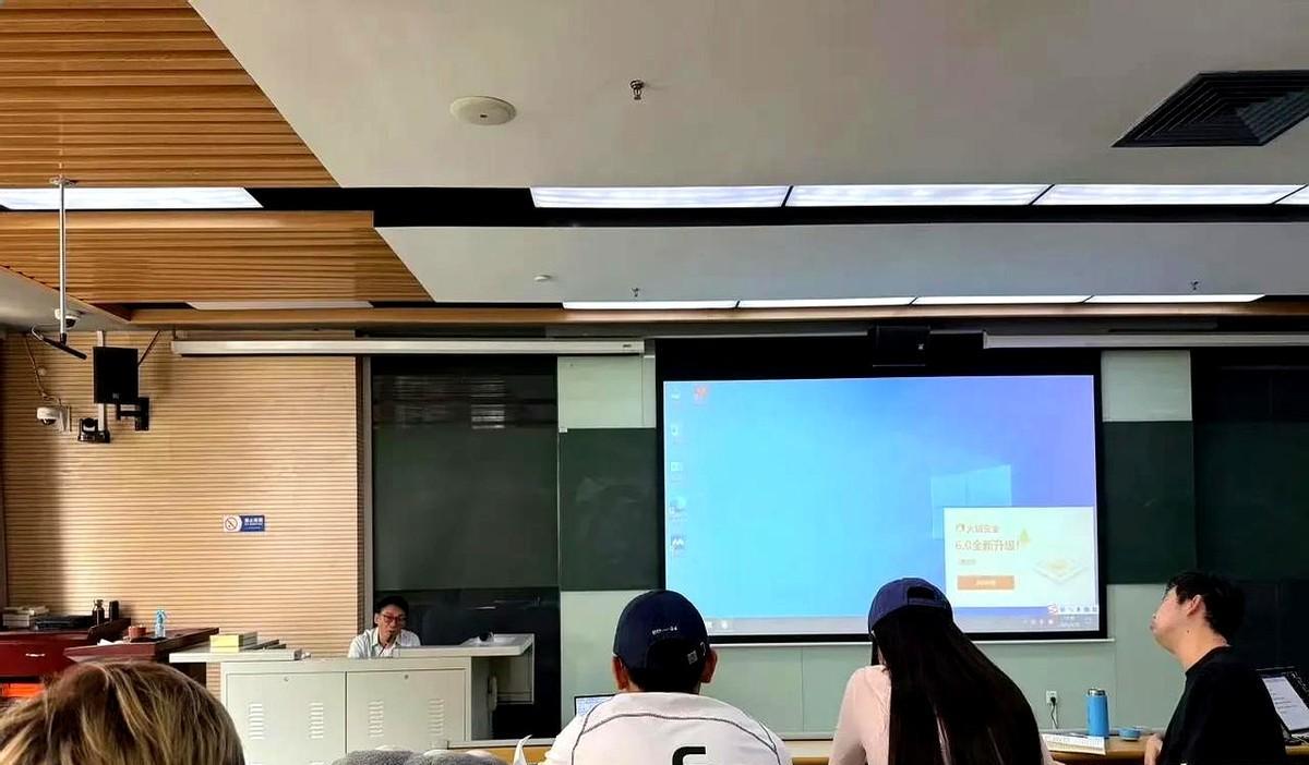 原来程耳导演还去大学里给学生们上课呀！
看到现场同学发的图才发现，耳导居然连PP