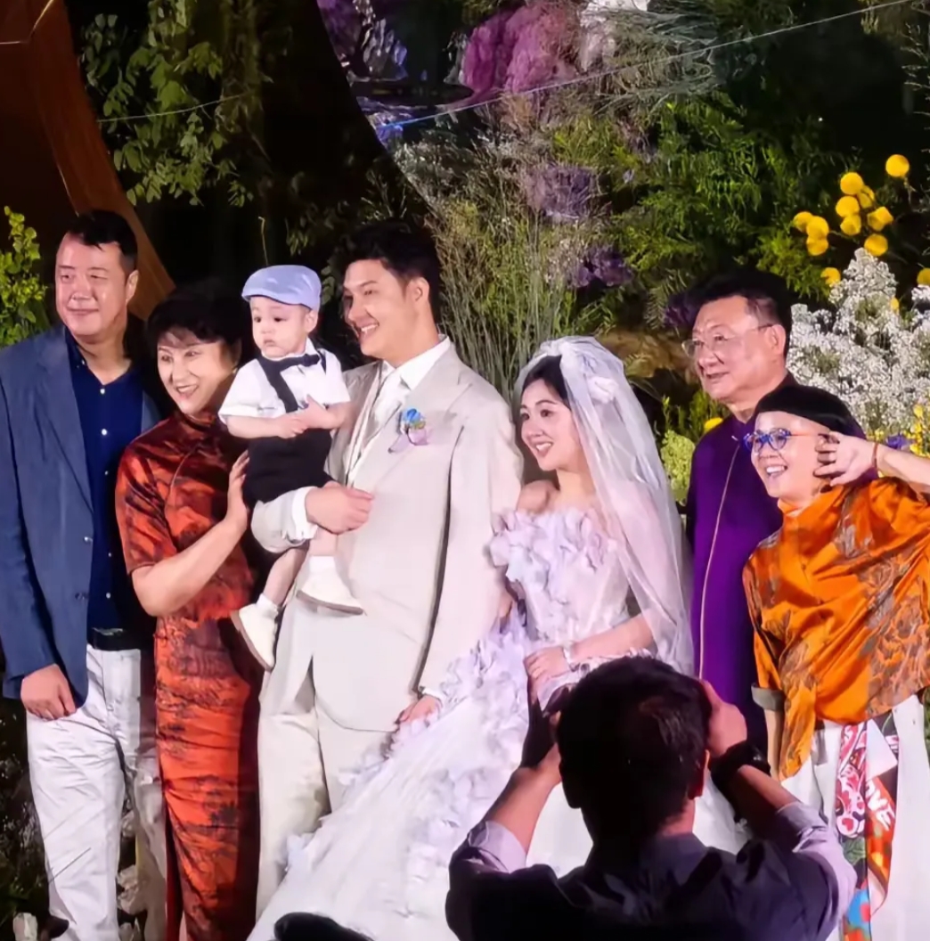 孩子都满地跑了，又补办了婚礼。

刚看到王宁女儿举办婚礼的视频，以为是好几年前录