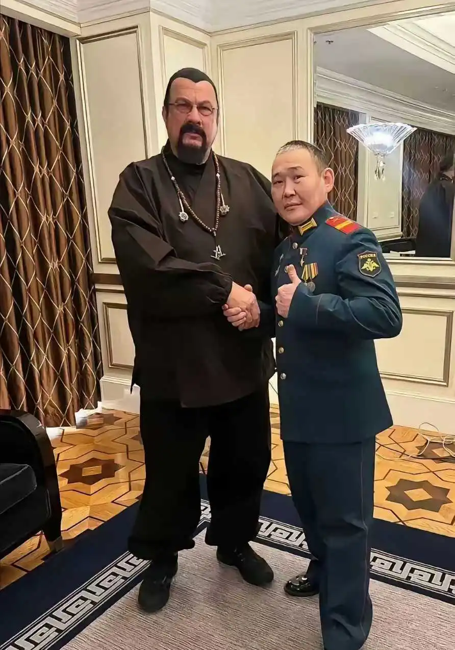 两个匕首格斗之王见面