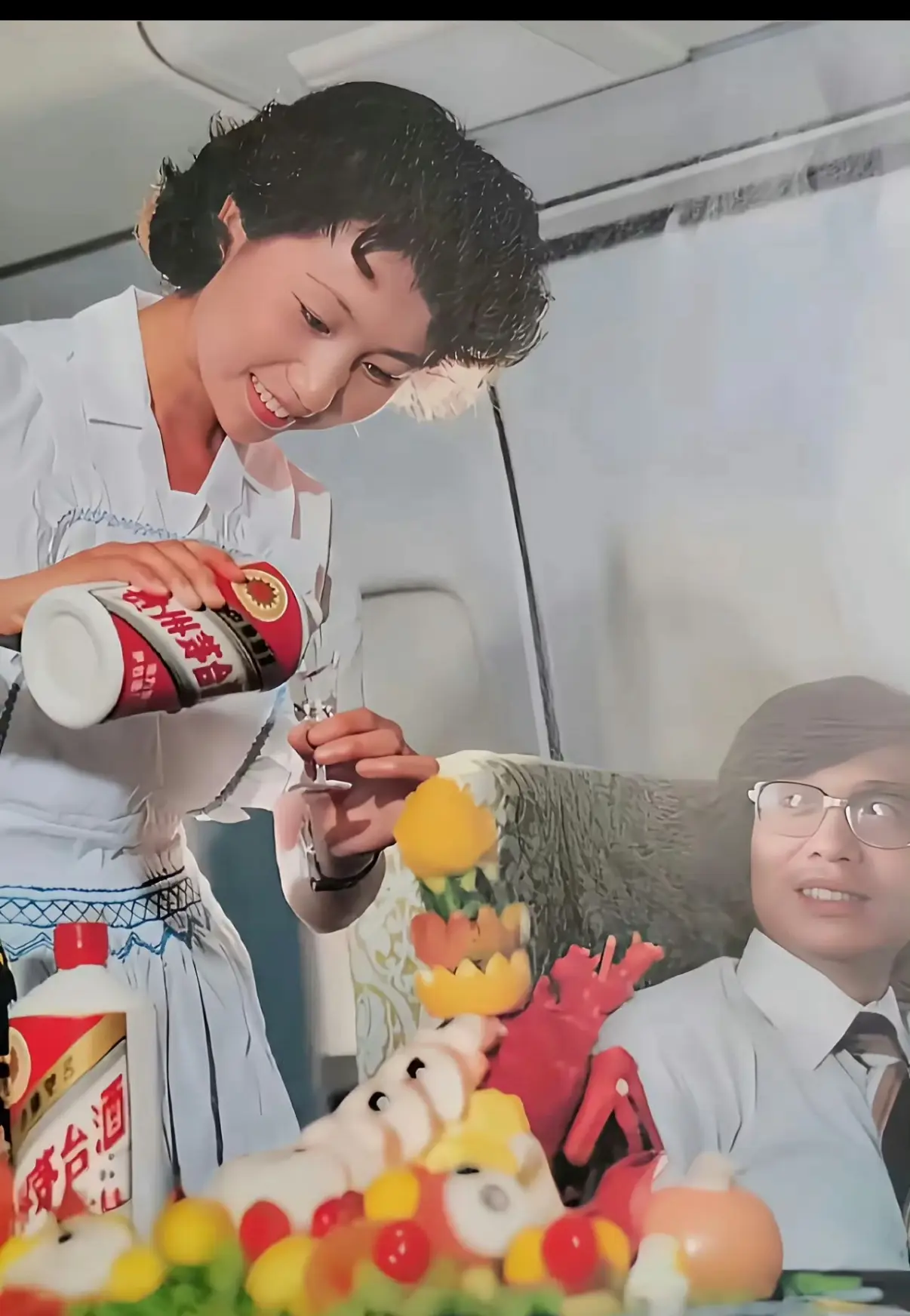 男乘客的眼睛已经直了！

1982年，坐飞机可以喝茅台，飞机上提供的，空姐亲自给